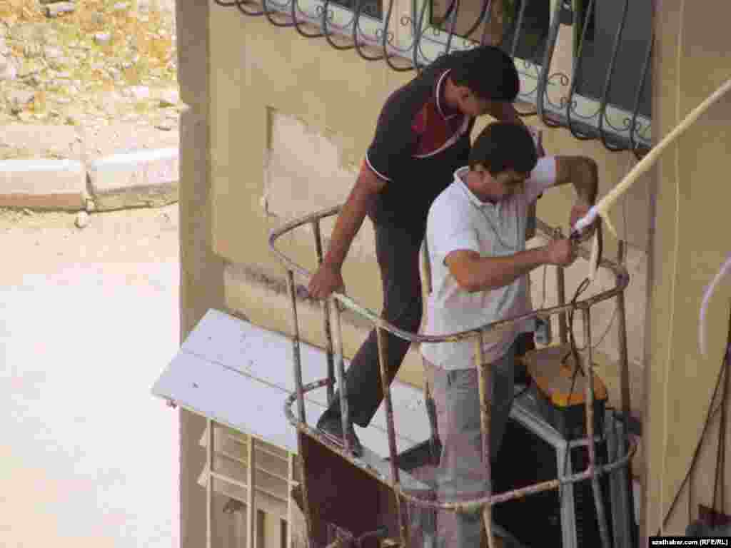 Howa sowadyjy enjamyny gurýan ussalar