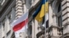 Беларускі нацыянальны сьцяг побач з украінскім на будынку Львоўскай абласной рады