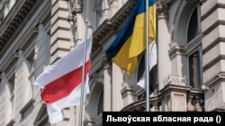 Беларускі нацыянальны сьцяг побач з украінскім на будынку Львоўскай абласной рады