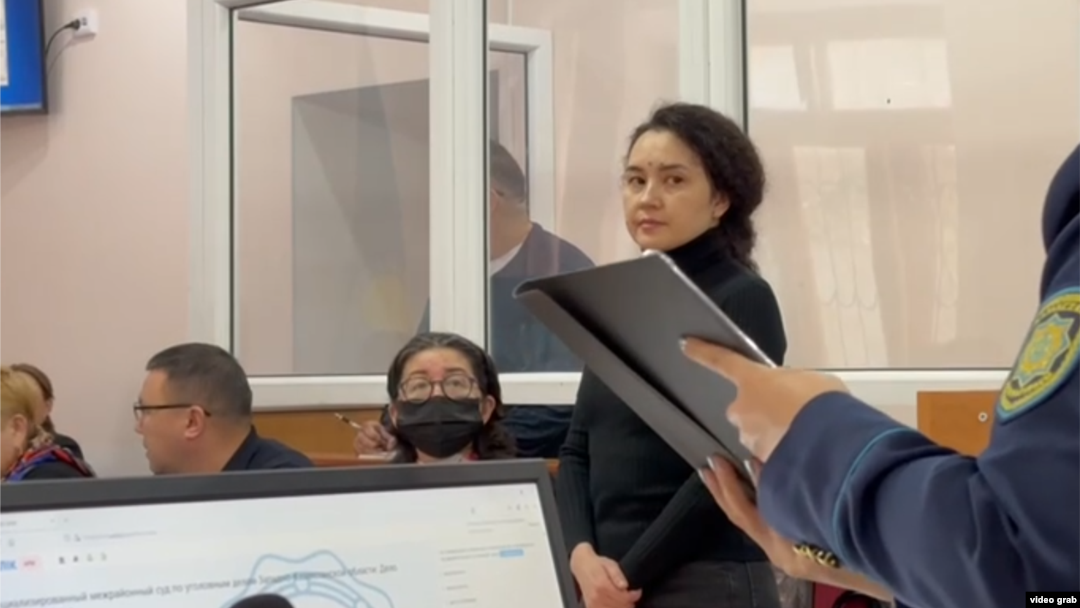 Қыз жігітін досымен алдады (жасырын камера)