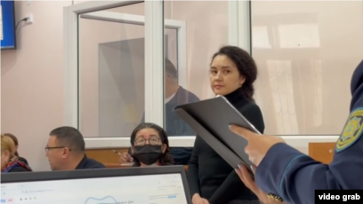 Әйелі күйеуінің алдында банан, қияр және пультпен мастурбация жасайды (порно видео)