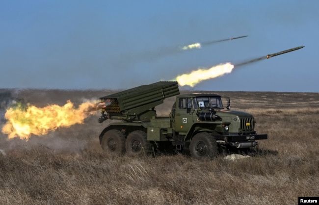 Ushtarët rusë qëllojnë me një raketahedhës, BM-21 Grad, gjatë ushtrimeve ushtarake në vitin 2019, tre vjet para pushtimit të Ukrainës.