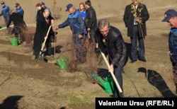 La Criuleni lucrînd la sistemul de irigare...