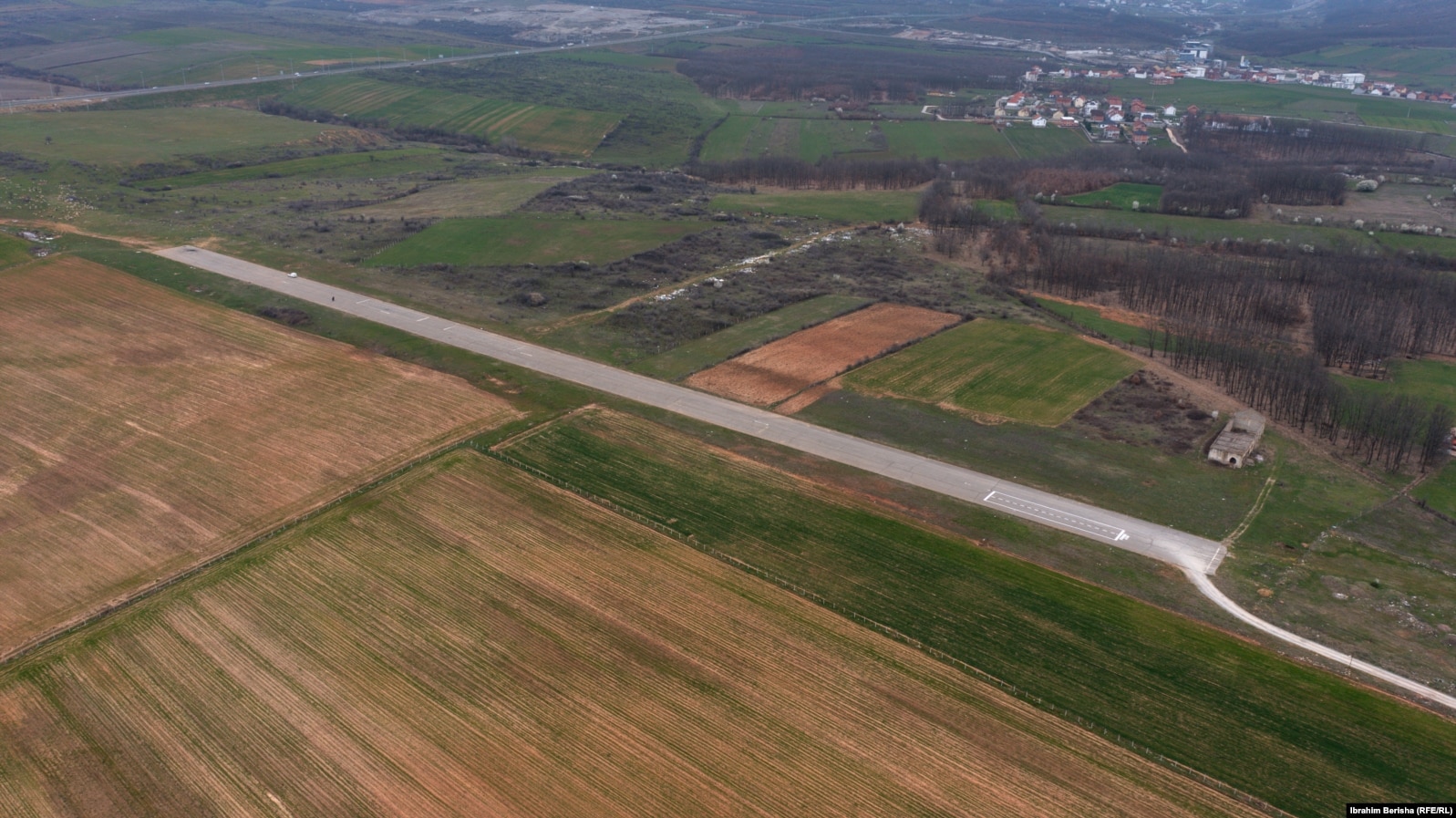 Aerodromi i braktisur i Malishevës.