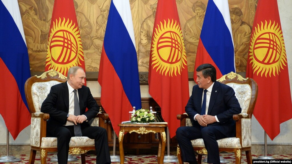 Президенты России Владимир Путин (слева) и Кыргызстана Сооронбай Жээнбеков во время переговоров в Бишкеке, 28 марта 2019 года. 