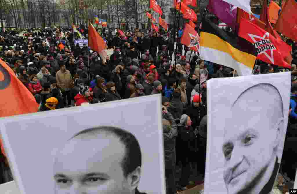 Protesters rally in central Moscow on April 6 to demand the release of political activists jailed after clashes with the police on the eve of Vladimir Putin&#39;s return to the Kremlin last year. (AFP/Andrey Smirnov)