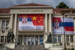 Bilbordi Srbije i Kine i Srbije i Rusije na beogradskoj opštini Voždovac