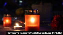 Учасники акції запалили свічки, які поклали до пам’ятного знаку Героям Революції гідності