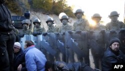 Север Косово: местные сербы сели на пути солдат KFOR, пытаясь помешать разбору баррикад