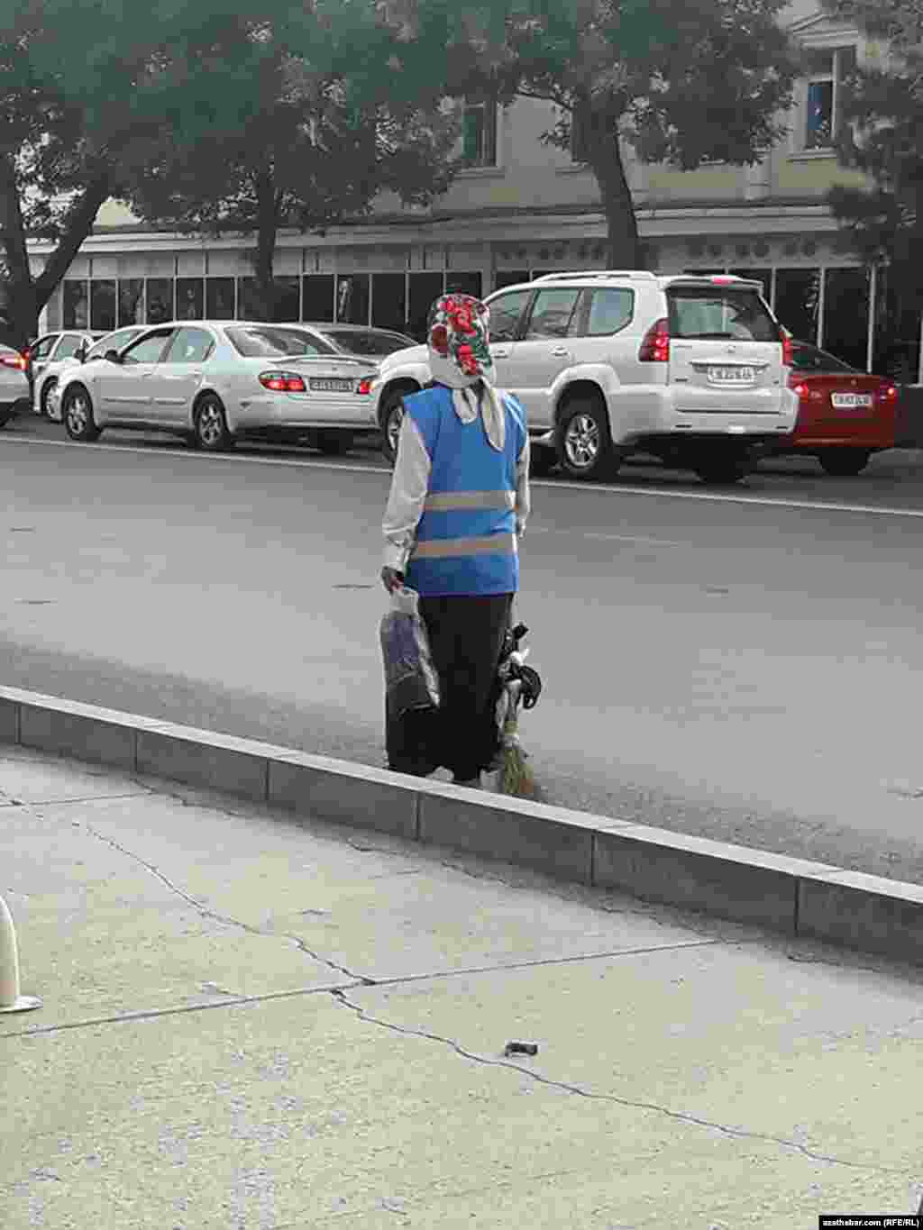 Jemagat hojalygy gullugynyň işgärleriniň esasan aýallardan ybarat bolup, paýtagtda az aýlyk bilen köp işledilýän adamlardygy aýdylýar. Aşgabat, sentýabr, 2019.