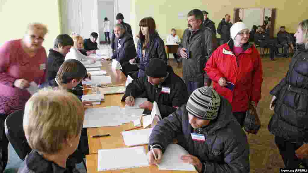 Эти фотографии сделаны на участке №1 в Симферополе. Такой поток избирателей наблюдался до полудня, после 14-15 часов избирательные участки были пусты