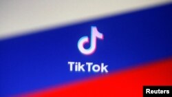 Logo-ul TikTok având ca fundal drapelul Rusiei