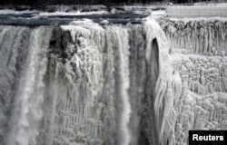Canada, partea americană a Cascadei Niagara afectată de vortexul polar în 2014.