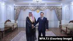 Сафири нави Арабистони Саудӣ Холид Аш-Шамронӣ (аз чап) бо муовини вазири корҳои хориҷии Тоҷикистон Фаррух Шарифзода.