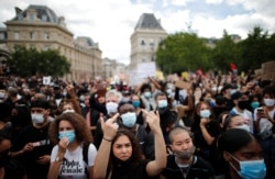 Protestatari Black Lives Matter în Piața Republicii, la Paris