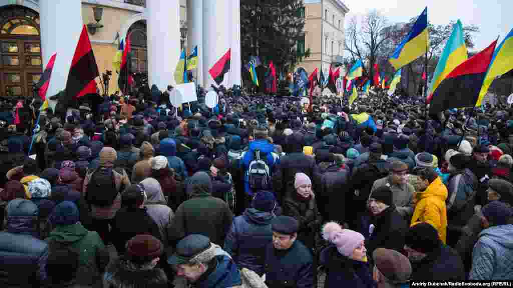 Після цього частина його прихильників перейшла з Майдану до Жовтневого палацу, поруч із яким сталися сутички з поліцією