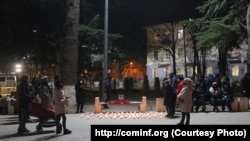 Участники акции в субботу вечером зажгли 100 свечей в память о Инале Джабиеве, здесь же поставили его фотографию
