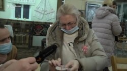 
„Mi-aș fi dorit să trăiesc acest început de primăvară acasă...” Refugiați ucraineni învață să facă mărțișoare