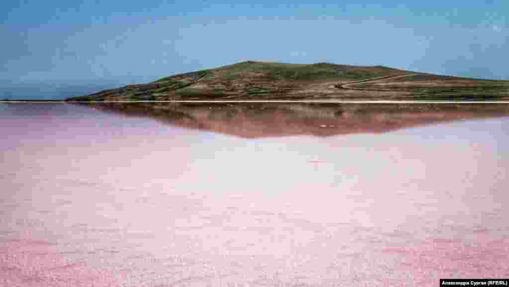 Такой небычный оттенок озеро приобретает из-за повышенной концентрации водоросли Дуналиэллы солоноводной. Это один из немногих организмов, способных выживать в таких засоленных условиях.