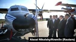Путин осматривает самолет L-410