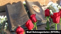 Алматыдағы Тәуелсіздік монументі алдындағы гүл шоқтары. 16 желтоқсан 2012 жыл. (Көрнекі сурет)