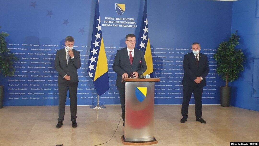 Predsjedavajući Vijeća ministara BiH Zoran Tegeltija (u sredini), Fadil Novalić (desno), primijer Federacije BiH, Premijer Republike Srpske (RS) Radovan Višković, 2. septembar, 2020. 