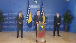 Predsjedavajući Vijeća ministara BiH Zoran Tegeltija (u sredini), primijer Federacije BiH Fadil Novalić (lijevo) i premijer Republike Srpske Radovan Višković (desno), 2. septembar