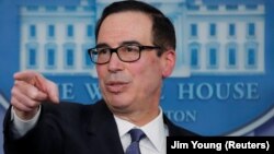 Sekretari amerikan i Thesarit, Steven Mnuchin duke paraqitur sanksionet e administratës së Trumpit ndaj Venezuelës