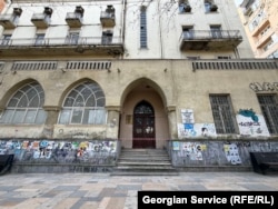 3 მარტის ღამეს ამ შენობის ფასადი წარწერებისა და სტიკერებისგან გაწმინდეს, თუმცა ლენტი და ჩამოყრილი ბათქაში ხელუხლებლად დატოვეს.