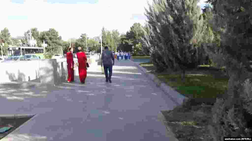 Mejbury çärelere barýan türkmen talyplary.