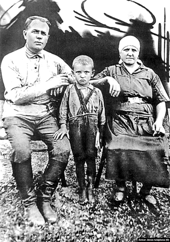 A gyerek Gorbacsov szüleivel az 1930-as években