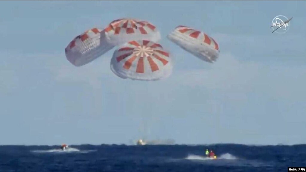 Капсула Dragon приводняется после первого успешного испытательного полета с манекеном на борту 8 марта 2019 года
