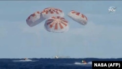 Капсула Dragon Crew сідає на воду після успішного випробувального польоту в космос, березень 2019 року