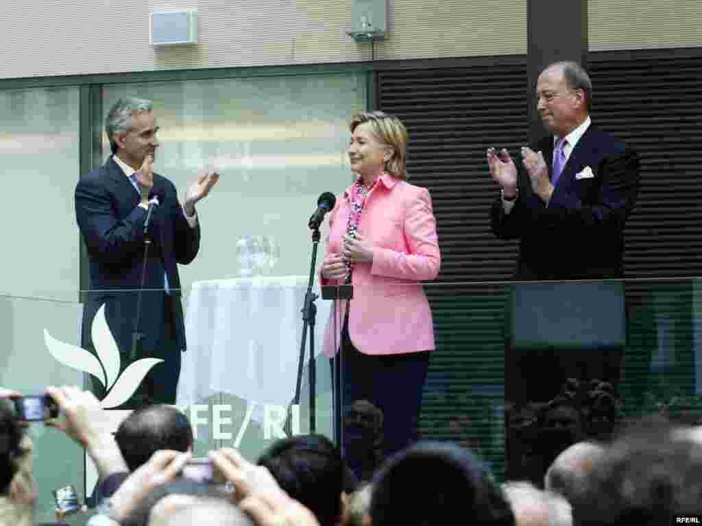 Clinton is applauded by RFE/RL President Gedmin, BBG Governor Jeffrey Hirschberg, and staff.