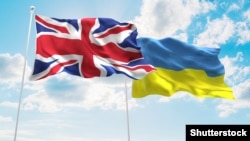  Флаги Великобритании и Украины развеваются в небе.