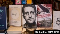 Фотографија од книгата на Сноуден, „Постојано досие“, која од вчера е во продажба.