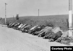 Трупы погибших в результате массовых расправ в одном из регионов Чехословакии летом 1945 года