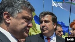 Украина президенті Петр Порошенко (сол жақта) мен Одесса облысының губернаторы Михаил Саакашвили. Киев, шілде 2015 жыл.