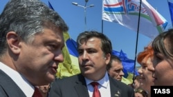 Ukrainian President Petro Poroshenko (left) and Odesa Governor Mikheil Saakashvili meet with local Odesa residents in July 2015.