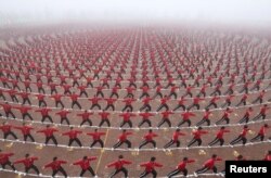 Утренняя гимнастика. Показательные выступления перед публикой в одном из университетов города Чжэнчжоу. 2015 год