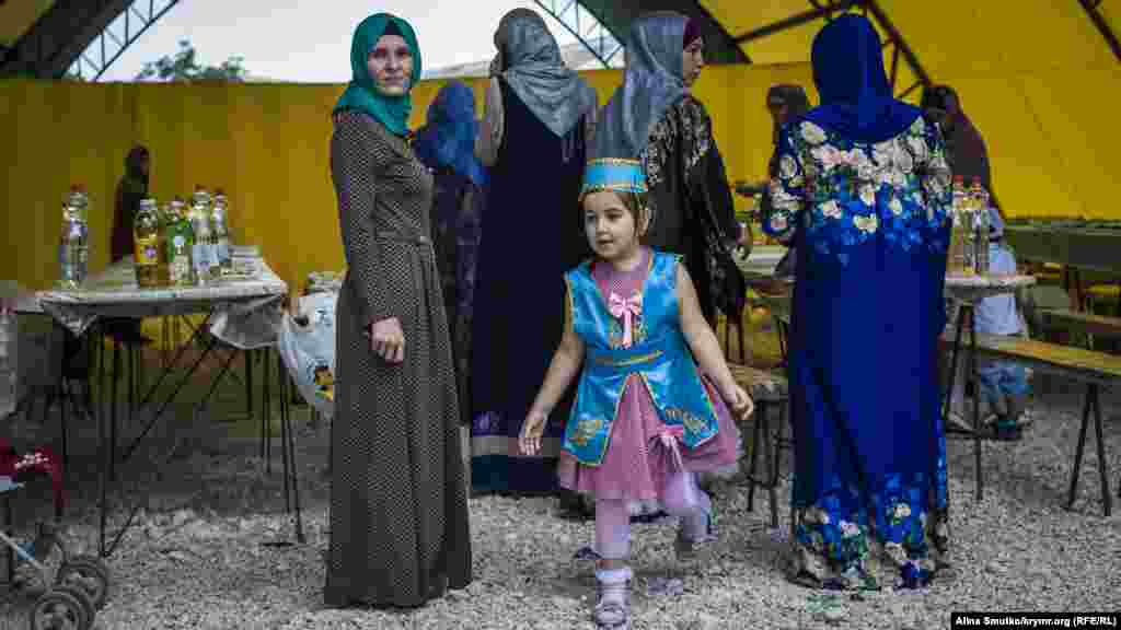 Крымские мусульмане в Симферополе отмечают Ораза-байрам, 25 июня 2017 года