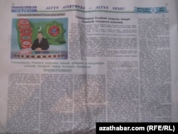 Prezidentlige dalaş edýän dalaşgärlerden biriniň maksatnamasy ýerleşdirilen gazet sahypasy. Aşgabat, 18-nji ýanwar, 2012.