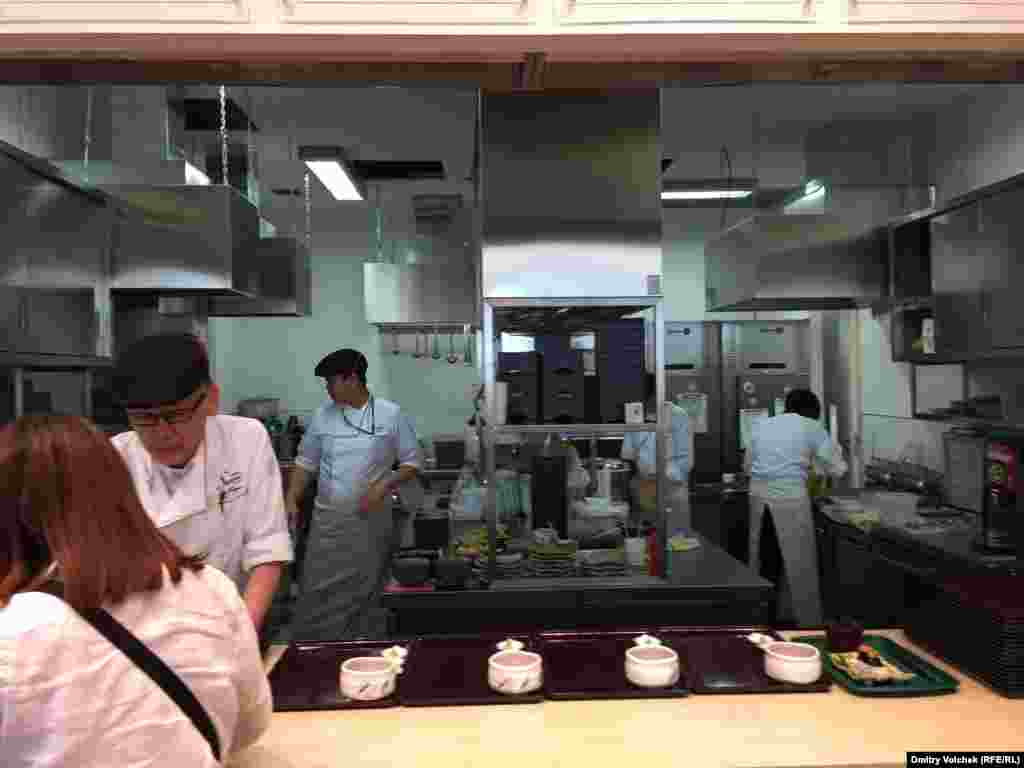 Для посетителей японского павильона готовят повара ресторана &ldquo;Минокичи&quot; из Киото.
