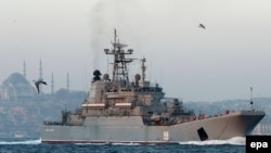 Nava de război rusă Cezar Kunikov în strâmtoarea Bosfor, la Istanbul, în decembrie 2015.