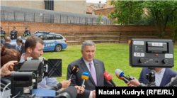 Міністр внутрішніх прав України Арсен Аваков розмовляє з італійськими журналістами під час його участі в процесі над Віталієм Марківим у Павії. 17 травня 2019 року.