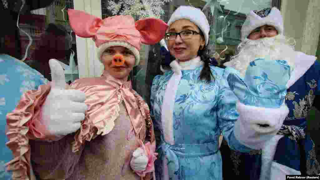 Ключевые персонажи Нового года: Дед Мороз, Снегурочка и свинья &ndash; символ наступающего 2019-го Как в Евпатории готовятся к встрече Нового года, смотрите в фотогалерее