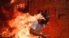 <strong>&quot;Фото года&quot;</strong><br />
<br />
На снимке &ndash; 28-летний&nbsp;Хосе Виктор Салазар Бальза, охваченный огнем.&nbsp;3 мая 2017 года он участвовал&nbsp;в акции протеста против президента Венесуэлы Николаса Мадуры и пострадал в столкновениях с полицией.