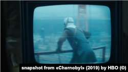 Кадр із серіалу «Чорнобиль» (2019) від HBO в якому використана реальна хроніка українських документалістів. 