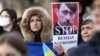 Украинаны қолдауға шыққан демонстранттар Ақ үйдің алдында тұр. Вашингтон, АҚШ, 20 ақпан 2022 жыл.