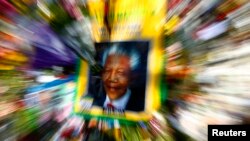 Плакат с первым чернокожим президентом ЮАР Нельсоном Манделой среди цветов